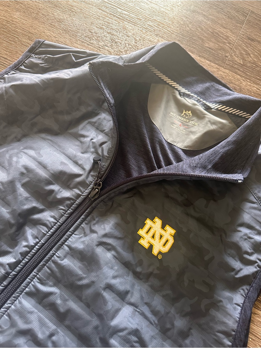 Southern Tide Men's L Full Zip AbercornVest Gray Camo Notre Dame fighting Irish
